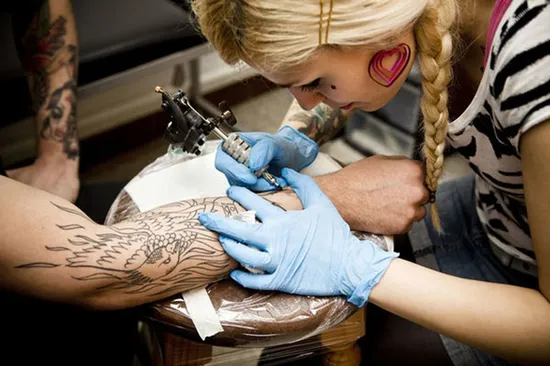 Máquina de tatuaje rotativa profesional, fuente de alimentación inalámbrica con cartuchos, máquina de maquillaje permanente para tatuajes y arte corporal.